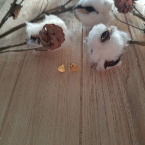 💜💜💜Super Adorable Heart Studs in GOLD 💜💜💜 - Picture 3 of 10